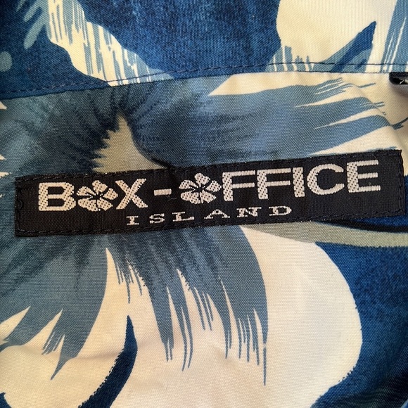 Box-Office Island Blues and White Casual Beachy Print Shirt. Size Large. EUC. - Picture 4 of 6